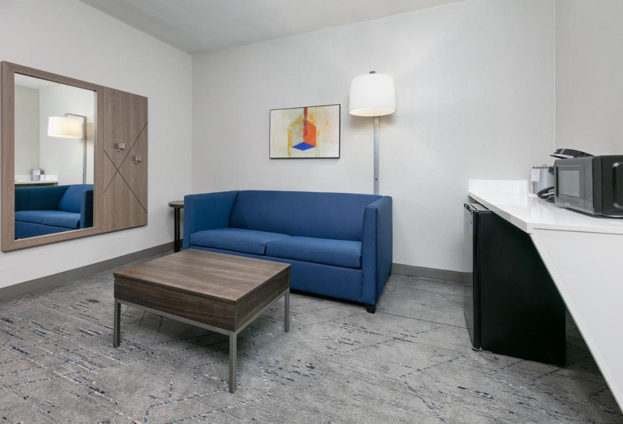 Holiday Inn Express & Suites - Dallas Park Central Northeast By Ihg Exterior photo